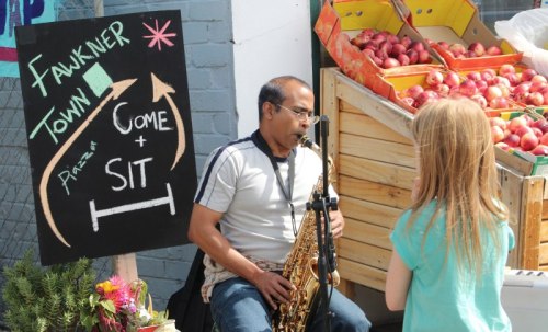 Fawkner-piazza-IMG_0181-watching-saxophone-800w
